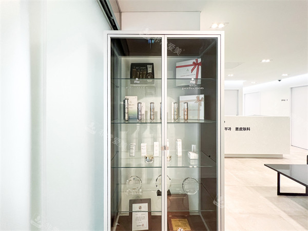 韓國清潭恩皮膚科護(hù)膚品展示柜 韓國清潭恩皮膚科護(hù)膚品展示柜