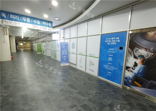 1731465669563719.jpg 李承哲神經(jīng)外科走廊宣傳.jpg