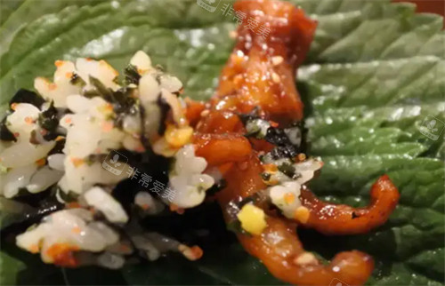 韓國(guó)辣雞爪配飯團(tuán) 韓國(guó)辣雞爪配飯團(tuán)