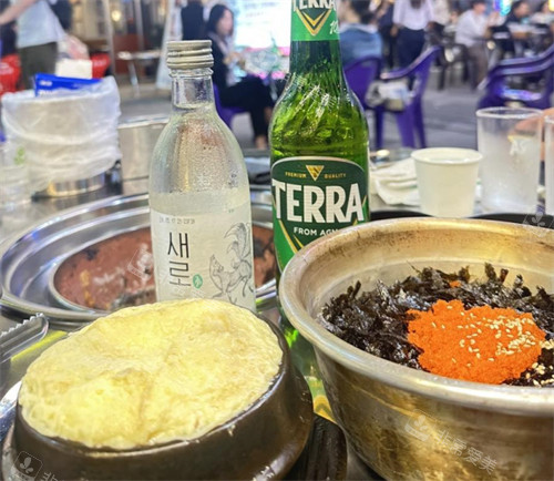 韩国的酒吧一条街美食拌饭