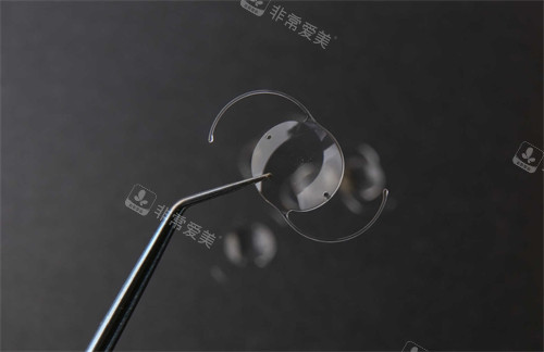 手术中使用的人工晶体