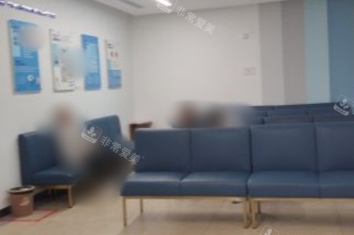上海医大眼科候诊区