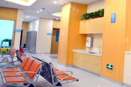 兰州普瑞眼科医院候诊区