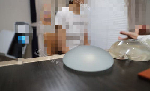 隆胸假体放置