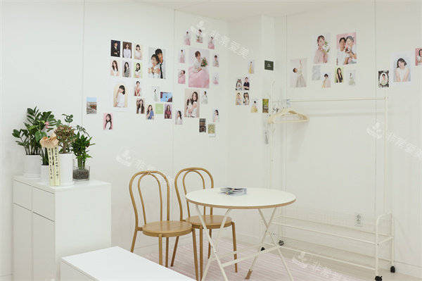 韩国Ohn Studio稳工作室休息区环境图