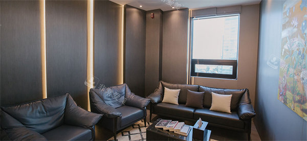 韩国sage皮肤科医院等待区