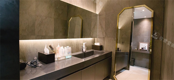 韩国sage皮肤科医院走廊洗手间