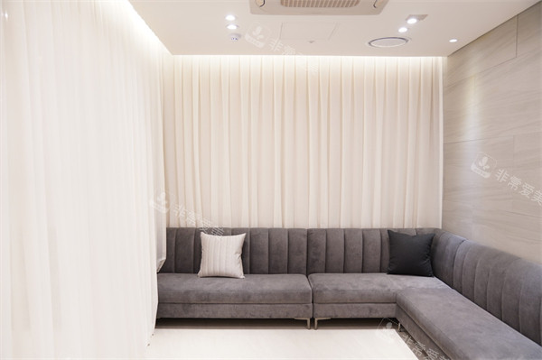 韩国jryn皮肤科釜山西面店等待区