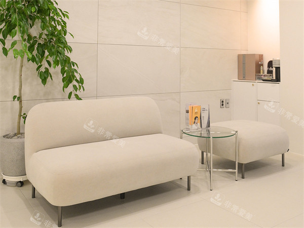 韩国清潭kamin皮肤科等待区