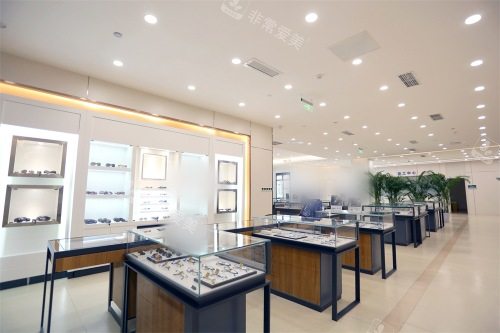 四川成都小青草眼科医院配镜专区