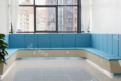 成都高新英华眼科门诊部休息区