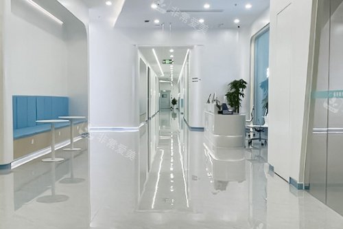 成都高新英华眼科门诊部走廊