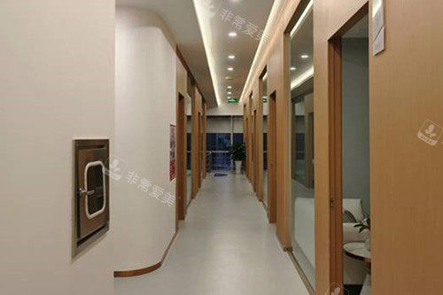 成都牙米口腔（成都大悦城店）内部过道环境