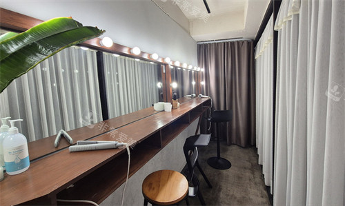 7页照相馆内部环境一角