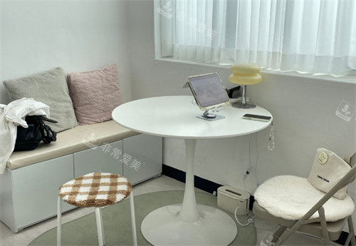 韩国baren化妆室等待区