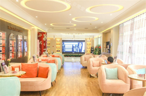 郑州东方整形美容医院一楼休息区