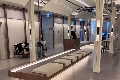 韩国可丽皮肤科弘大店等候区图