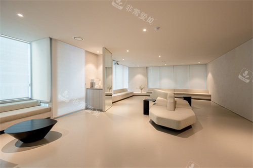 韩国弘大罗薇皮肤科等候区环境