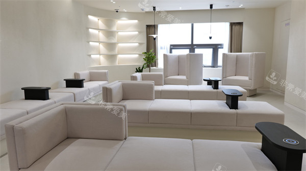 韩国釜山JRYN皮肤科南浦店等候区环境