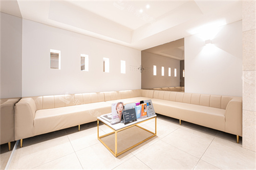 韩国清潭美乐皮肤科等待区 韩国清潭美乐皮肤科等待区