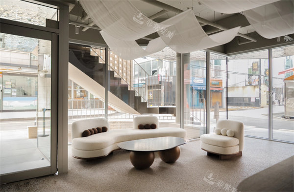 韩国清潭Sartine皮肤科等待区环境