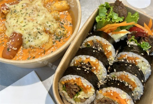 炒年糕和紫菜包饭