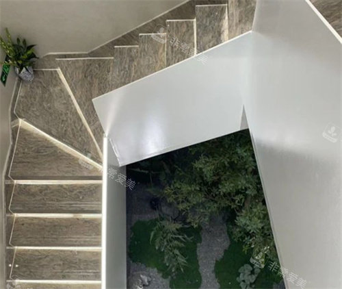 扬州安与医疗美容门诊部楼梯一角